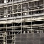 6437286-un-edificio-in-costruzione-con-un-lavoro-di-gru